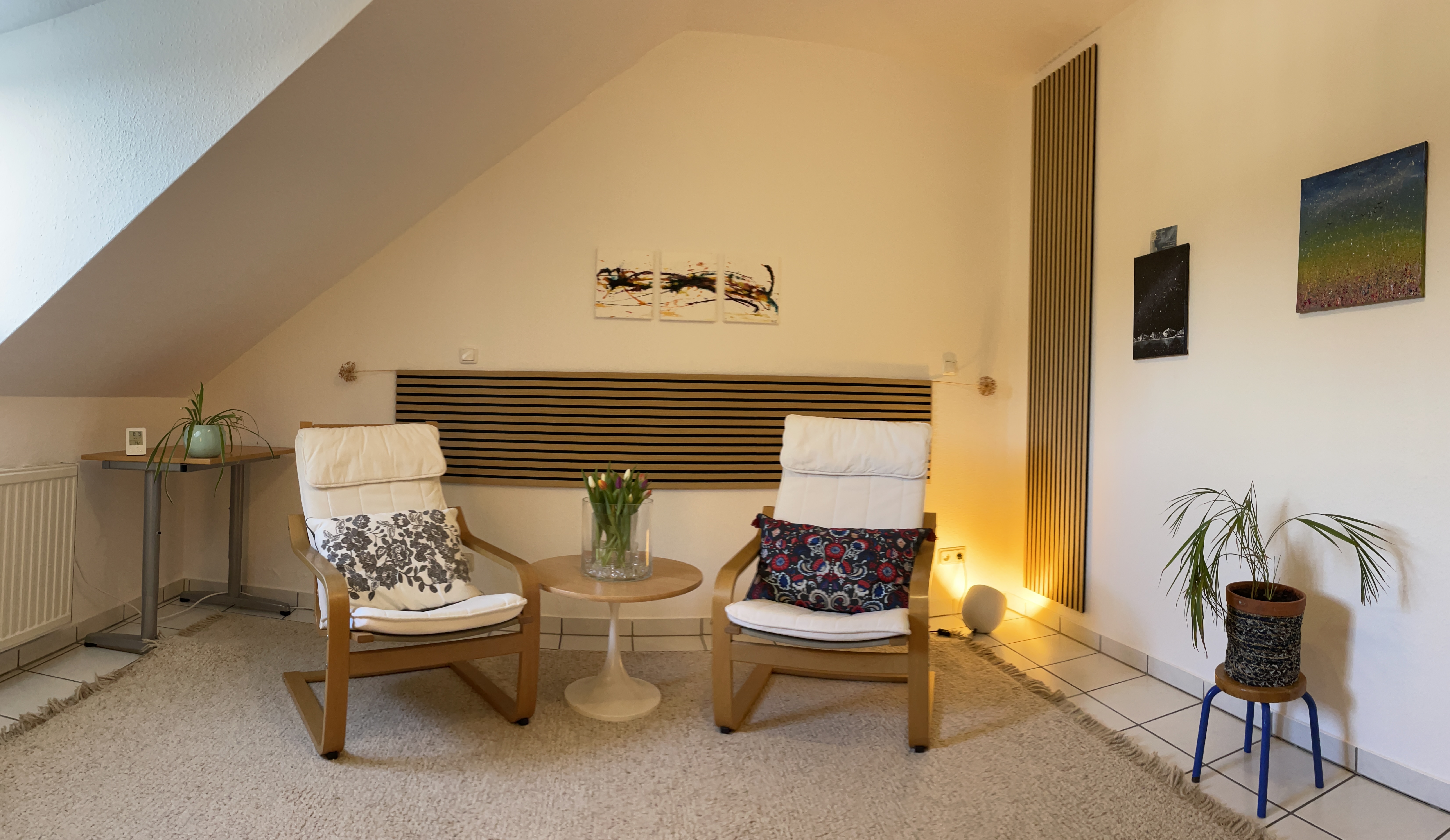 Der Intuitionsraum &ndash; ein einladender Raum mit zwei Sesseln und warmem Licht